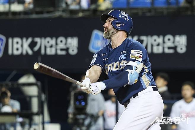NC 데이비슨이 12일 잠실 두산전에서 결승 3점홈런을 쳐내며 팀의 3-2 승리를 이끌었다. 1회초 홈런을 쳐낸 뒤 타구를 응시하는 데이비슨. 사진제공｜NC 다이노스