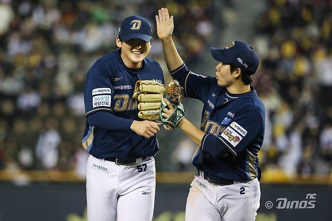NC 전사민(왼쪽)은 12일 잠실 두산과 원정경기에서 올해 최고의 투구를 선보였다. 그는 공격적인 투구를 앞세워 후반기 반등을 꿈꿔본다. 사진제공｜NC 다이노스