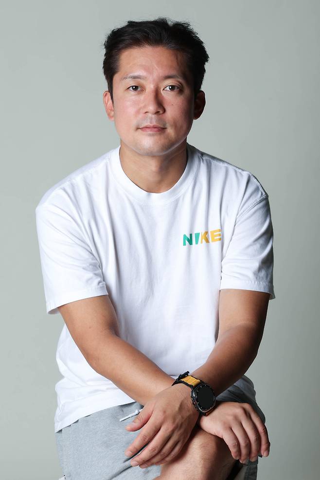 방송인 김대호가 서울 중구 경향신문 본사에서 ‘스포츠경향’과의 인터뷰 전 포즈를 취하고 있다. 사진 성동훈 기자