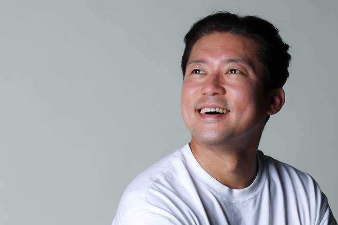 방송인 김대호가 서울 중구 경향신문 본사에서 ‘스포츠경향’과의 인터뷰 전 포즈를 취하고 있다. 사진 성동훈 기자