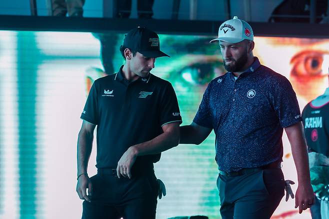 존 람(오른쪽)이 지난 2월 사우디아라비아에서 열린 LIV 골프 리야드 대회 도중 호아킨 니만의 몸에 손을 대면서 말을 걸고 있다. 게티이미지코리아