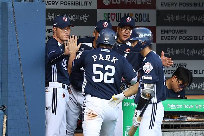 조성환 두산 감독 대행(왼쪽)이 7일 LG전에서 박준순을 격려하고 있다. 두산베어스 제공