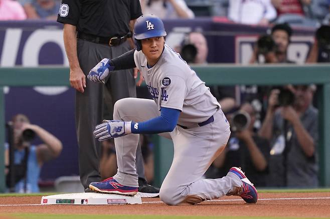 LA 다저스 오타니가 13일 LA 에인절스전에서 1회말 프레디 프리먼의 플라이볼에 3루 태그업에 성공하고 있다. AP연합뉴스