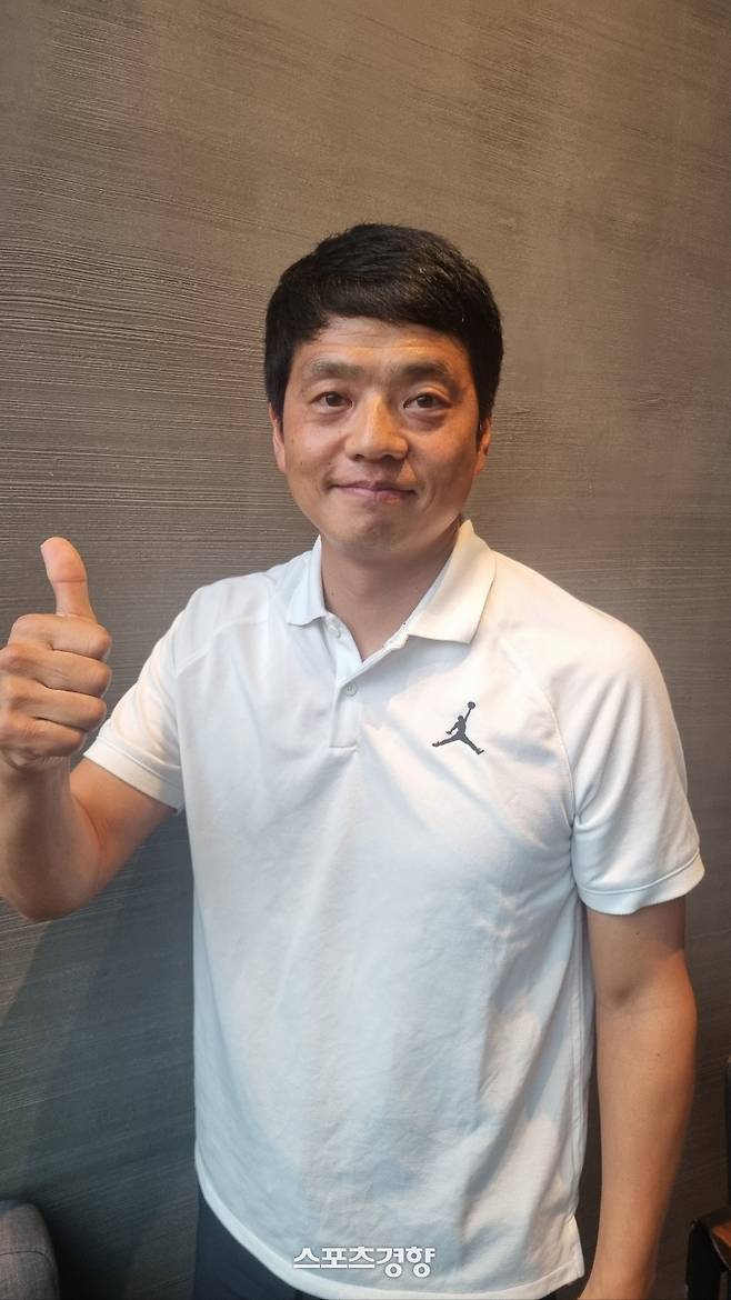 하경수 남자육상대표팀 감독이 경기 양주에서 인터뷰를 마친 뒤 포즈를 취하고 있다. 김세훈 기자