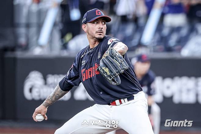 롯데 빈스 벨라스케즈가 13일 대전 한화전에서 역투하고 있다. 롯데자이언츠 제공
