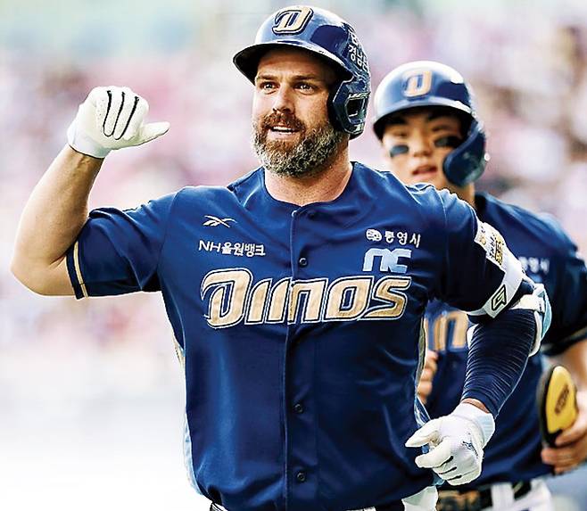 NC 맷 데이비슨이 12일 잠실 두산전 1회초 3점 홈런을 때린 뒤 기뻐하고 있다. NC 다이노스 제공