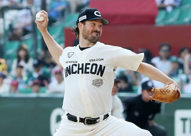 ▲ 앤더슨은 패스트볼의 구위는 물론 변화구 완성도도 좋아지며 리그 최정상급 선발 투수로 거듭났다 ⓒSSG랜더스