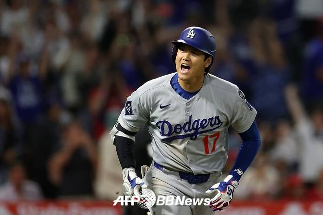 오타니 쇼헤이가 13일(한국시각) 미국 캘리포니아주 애너하임의 에인절 스타디움에서 펼쳐진 LA 에인절스와 2025 미국 프로야구 메이저리그(MLB) 원정 경기에서 9회 극적인 솔로포를 터트린 뒤 포효하고 있다. /AFPBBNews=뉴스1