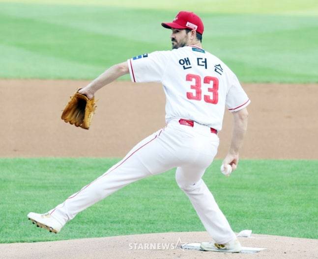 앤더슨이 12일 키움전에서 투구하고 있다. /사진=강영조 선임기자