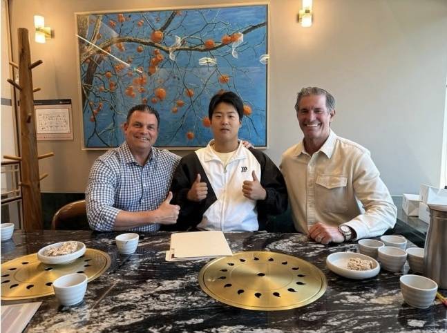 강백호(가운데)가 파라곤 스포츠 인터내셔널 관계자들과 기념 사진을 찍고 있다. /사진=파라곤 스포츠 인터내셔널 공식 SNS 갈무리