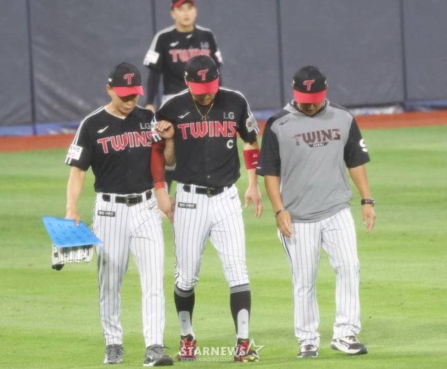 2025 신한 SOL Bank KBO리그 kt 위즈 대 LG 트윈스 경기가 12일 수원 KT위즈파크에서 열렸다. LG 중견수 박해민(가운데)이 8회말 2사 1,2루에서 KT 오윤석 타구를 수비하다 부상을 입고 교체되고 있다. /사진=김진경 대기자