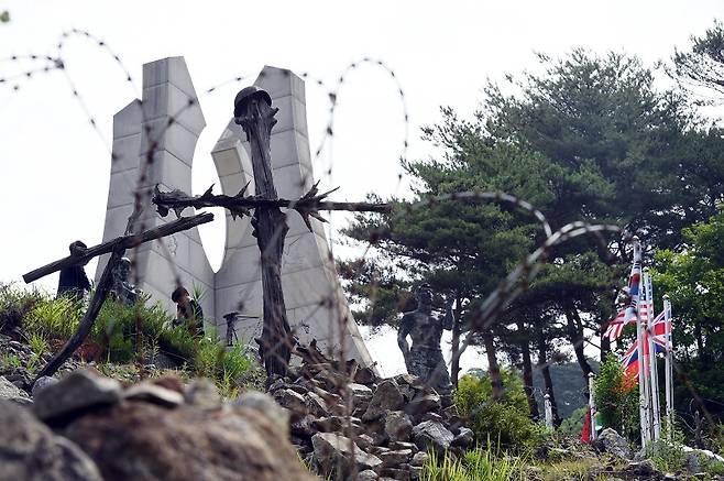 이 책은 전쟁과 선전, 이데올로기에 사용된&nbsp;디자인적 요소를 파헤친다.[사진 | 연합뉴스]