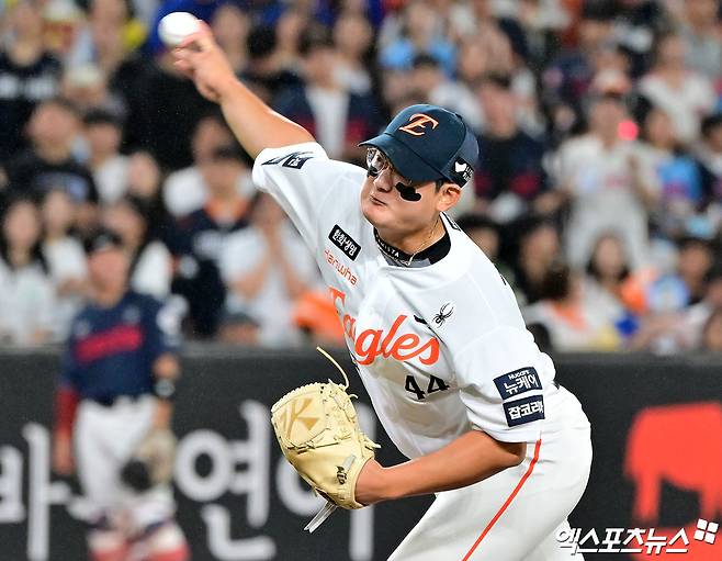 12일 오후 대전 한화생명 볼파크에서 열린 '2025 신한 SOL Bank KBO리그' 롯데 자이언츠와 한화 이글스의 경기, 8회초 2사 만루 한화 김서현이 공을 힘차게 던지고 있다. 대전, 김한준 기자