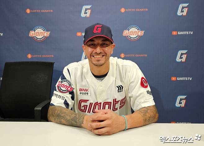 9일 오후 부산 사직야구장에서 열릴 예정이었던 '2025 신한 SOL Bank KBO리그' SSG 랜더스와 롯데 자이언츠의 경기가 우천으로 취소됐다. 롯데 외국인 투수 빈스 벨라스케즈가 인터뷰에 임하고 있다. 엑스포츠뉴스 DB