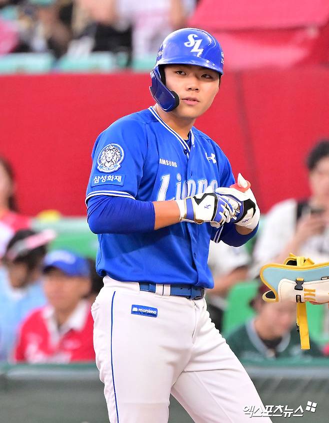 삼성 라이온즈 신인 함수호가 올해 정규시즌 경기에 출전해 안타를 친 뒤 1루에 출루해 있다. 엑스포츠뉴스 DB