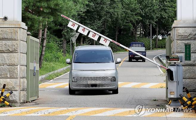 김건희특검팀, 윤 전 대통령 체포 무산 (의왕=연합뉴스) 임화영 기자 = 김건희 여사 관련 의혹을 수사하는 민중기 특별검사팀이 7일 윤석열 전 대통령의 체포에 실패한 뒤 경기도 의왕시 서울구치소를 나서고 있다. 2025.8.7 hwayoung7@yna.co.kr
