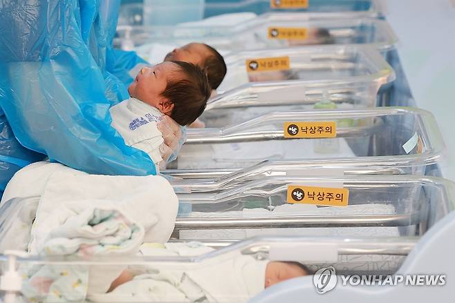 경기도 고양시 CHA의과학대학교 일산차병원 신생아실에서 간호사들이 아기를 돌보고 있다. [연합뉴스 자료사진]