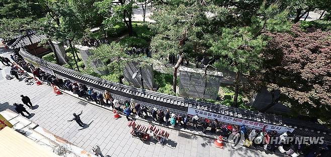 어버이날, 무료 급식 기다리는 어르신들 (서울=연합뉴스) 김인철 기자 = 어버이날인 8일 서울 종로구 탑골공원 앞에서 어르신들이 무료 급식을 받기 위해 줄을 서고 있다. 2025.5.8 yatoya@yna.co.kr