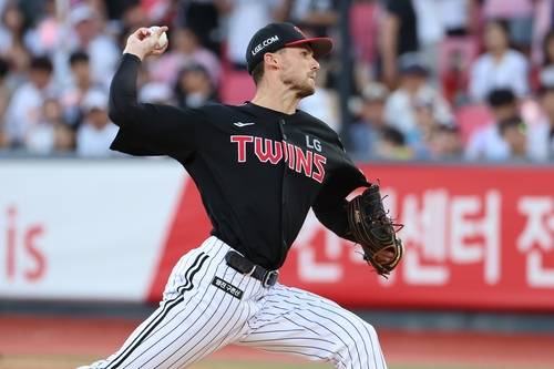 역투하는 톨허스트 (서울=연합뉴스) LG 트윈스 새 외국인 투수 톨허스트가 12일 수원 케이티위즈파크에서 열린 프로야구 kt wiz와의 방문 경기에 선발 등판해 역투하고 있다. [LG 트윈스 제공. 재판매 및 DB 금지]