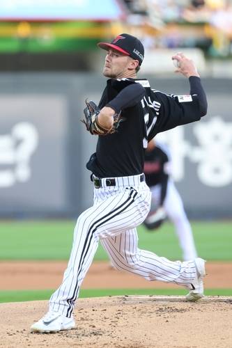 LG의 새 무기 톨허스트 (서울=연합뉴스) LG 트윈스 새 외국인 투수 톨허스트가 12일 수원 케이티위즈파크에서 열린 프로야구 kt wiz와의 방문 경기에 선발 등판해 역투하고 있다. [LG 트윈스 제공. 재판매 및 DB금지]