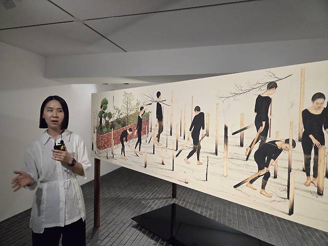 이진주 작가 (서울=연합뉴스) 박의래 기자 = 이진주 작가가 12일 서울 종로구 아라리오갤러리 서울에서 자기 작품 '비좁은 구성'에 대해 설명하고 있다. 2025.8.13. laecorp@yna.co.kr