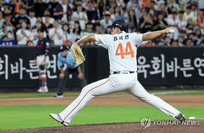 만루 위기 극복하는 김서현 (대전=연합뉴스) 김준범 기자 = 12일 대전 한화생명 볼파크에서 열린 프로야구 롯데 자이언츠와 한화 이글스의 경기. 8회초 2사 만루 상황에서 한화 김서현이 힘차게 공을 던지고 있다. 2025.8.12 psykims@yna.co.kr