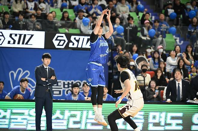 지난 시즌 경기 중 슛하는 전현우 [KBL 제공. 재판매 및 DB 금지]