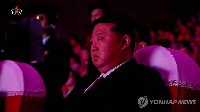 김정은, 러 파병군 활동 모습 상영되자 눈물 글썽 (서울=연합뉴스) 김정은 북한 국무위원장이 지난 29일 평양 4.25문화회관에서 방북 중인 올가 류비모바 러시아 문화부 장관이 참석한 가운데 열린 예술인 공연 중 무대 배경화면에 러시아 파병 북한 군인들의 활동 모습이 상영되자 눈물을 글썽이고 있다. [조선중앙TV화면] 2025.6.30 
    [국내에서만 사용가능. 재배포 금지. For Use Only in the Republic of Korea. No Redistribution] nkphoto@yna.co.kr