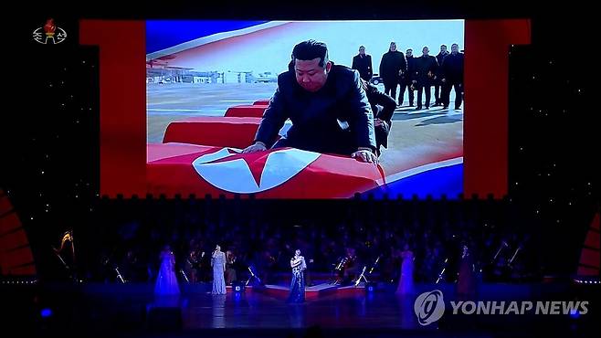 북한 TV, 북한군 전사자 유해 송환 장면 공개 (서울=연합뉴스) 북한 조선중앙TV가 지난 29일 평양 4.25문화회관에서 방북 중인 올가 류비모바 러시아 문화부 장관이 참석한 가운데 열린 예술인 공연 중 무대 배경화면에 김정은 국무위원장이 러시아 파병 북한군 전사자 관을 어루만지며 애도하는 장면을 30일 공개했다. [조선중앙TV화면] 2025.6.30 
    [국내에서만 사용가능. 재배포 금지. For Use Only in the Republic of Korea. No Redistribution] nkphoto@yna.co.kr