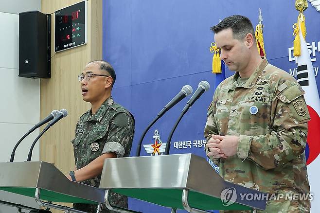 을지 자유의 방패 연습 한미 공동브리핑 (서울=연합뉴스) 이성준 합동참모본부 공보실장(왼쪽)과 라이언 도널드 유엔사·연합사·주한미군사 공보실장이 7일 서울 용산구 국방부 브리핑룸에서 2025년 을지 자유의 방패(UFS) 연습 한미 공동브리핑을 하고 있다. 2025.8.7 [사진공동취재단] photo@yna.co.kr