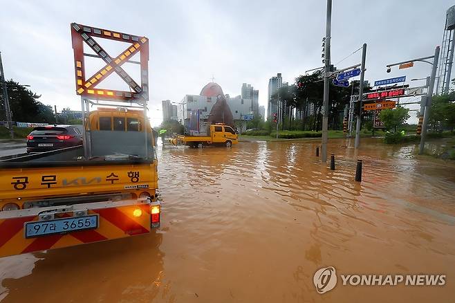 침수된 도로 (인천=연합뉴스) 임순석 기자 = 13일 인천 중구 운남동의 한 도로가 비로 침수돼 차량 운행이 통제되고 있다. 2025.8.13 soonseok02@yna.co.kr