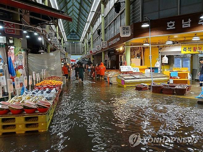 폭우로 침수된 시장 (인천=연합뉴스) 13일 오전 인천시 서구 정서진중앙시장이 폭우에 침수돼 있다. 2025.8.13 [인천소방본부 제공. 재판매 및 DB 금지] goodluck@yna.co.kr