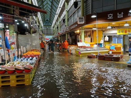 물에 잠긴 서구 정서진중앙시장 [인천소방본부 제공. 재판매 및 DB 금지]