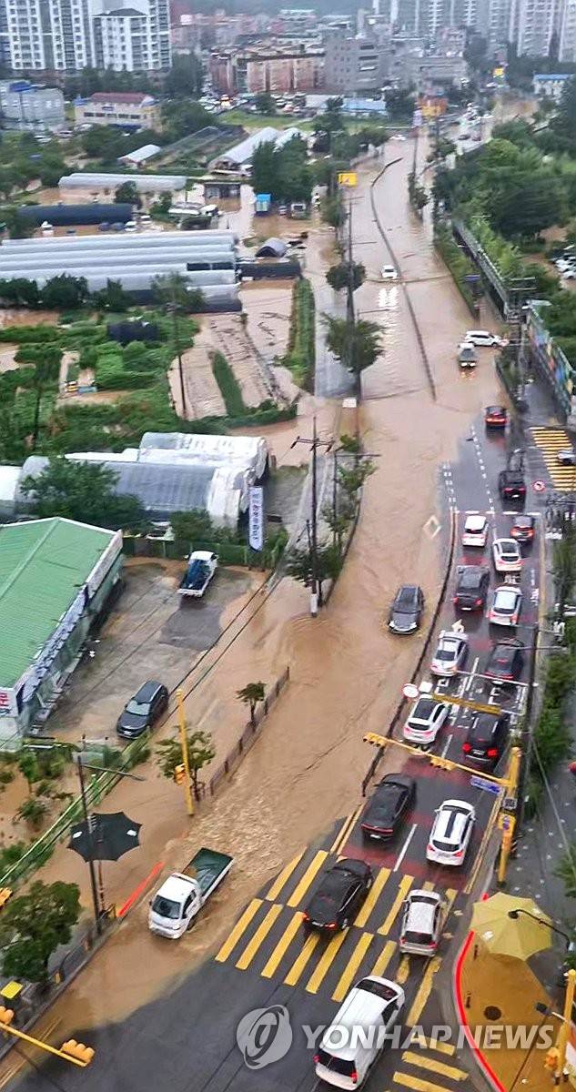 물에 잠긴 도로 (인천=연합뉴스) 수도권에 많은 비가 내린 13일 인천 계양구 장제로가 물에 잠겨 있다. 2025.8.13 [독자 제공. 재판매 및 DB 금지] photo@yna.co.kr
