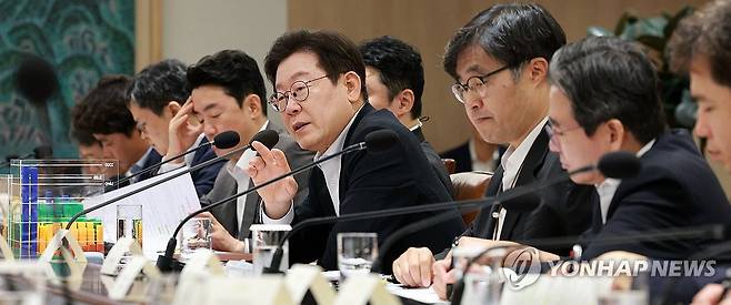 이재명 대통령, 나라재정 절약 간담회 발언 (서울=연합뉴스) 홍해인 기자 = 이재명 대통령이 13일 서울 용산 대통령실 청사에서 열린 나라재정 절약 간담회에서 발언하고 있다. 2025.8.13 [대통령실통신사진기자단] hihong@yna.co.kr