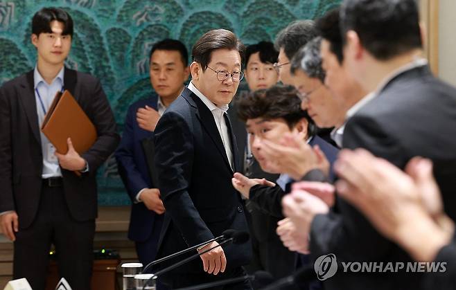 이재명 대통령, 나라재정 절약 간담회 입장 (서울=연합뉴스) 홍해인 기자 = 이재명 대통령이 13일 서울 용산 대통령실 청사에서 열린 나라재정 절약 간담회에 입장하고 있다. 2025.8.13 [대통령실통신사진기자단] hihong@yna.co.kr