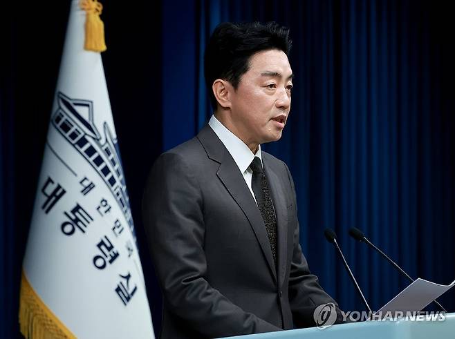 강훈식 대통령비서실장, 장관급 등 인선 발표 (서울=연합뉴스) 홍해인 기자 = 강훈식 대통령비서실장이 13일 서울 용산 대통령실 청사에서 장관급 등에 대한 인사브리핑을 하고 있다. 2025.8.13 hihong@yna.co.kr
