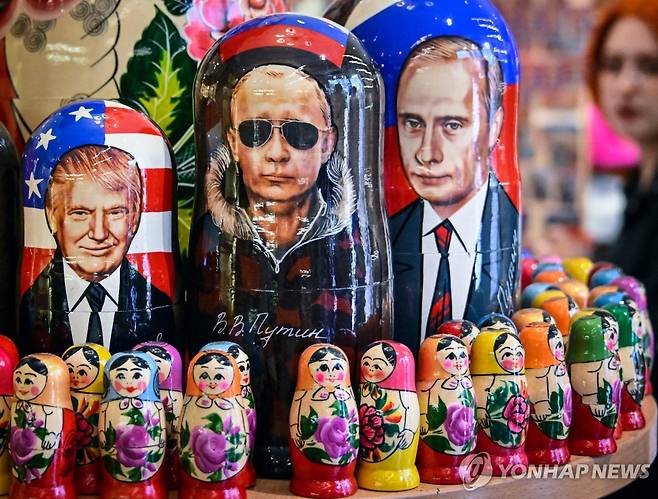 러시아 인형에 그려진 트럼프 대통령과 푸틴 대통령 [AFP 연합뉴스. 재판매 및 DB 금지]