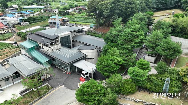 과거 일본이 만세운동에 대한 보복으로 화성시 제암리에서 주민 23명을 교회 안에 가둔 뒤 총격과 방화로 학살한 ‘제암리 학살 사건’은 지역의 가장 큰 비극으로 남았다. 사진은 화성시 학살사건이 발생한 제암교회와 제암리 3·1운동 순국유적지. 2025.8.13 /최은성기자 ces7198@kyeongin.com