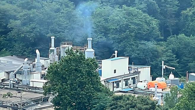 12일 오후 1시 인천 남동구 논현역 근처 공장 굴뚝에서 연기가 나고 있다. 사진=독자제공