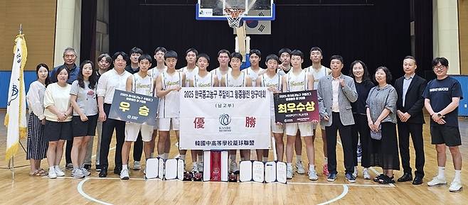 2025 중고농구 주말리그 왕중왕전 남고부에서 우승한 삼일고 선수단이 관계자들과 함께 기념촬영을 하고 있다. 사진=삼일고등학교