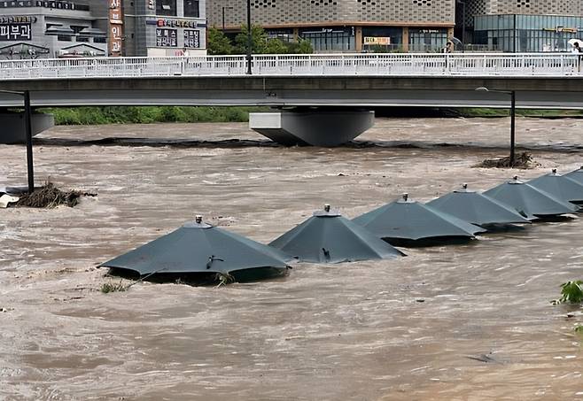 지난 13일 폭우로 완전히 물에 잠긴 창릉천 발물놀이터 전경. 사진=표명구기자