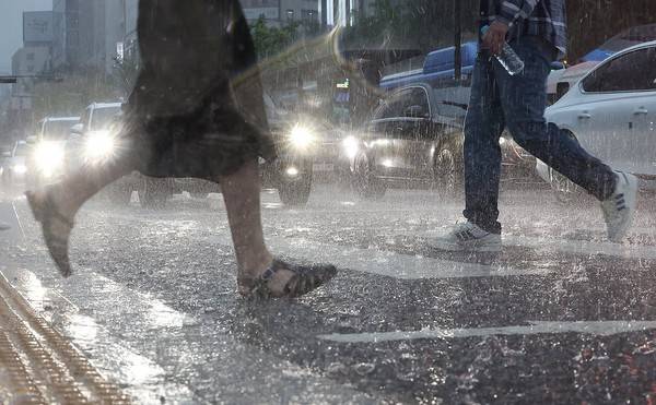 폭우에도 출근하는 시민들. [사진 = 연합뉴스 제공]