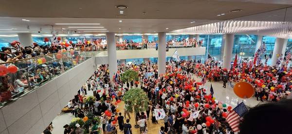 지난 7월 14일 모스탄 교수를 환영하기 위해 인천국제공항에 모인 600여명의 특정 보수단체 [사진 = 인천공항공사]