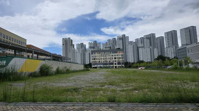 새롬동과 유사한 상황에 놓에 있는 반곡동 공공체육시설 부지 전경. 이 곳은 나대지로 방치돼 있다. 사진=이희택 기자.