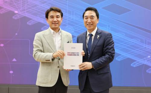 ◇김진태 강원특별자치도지사가 지난달 박수현 국정기획위원회 균형성장특위 위원장에게 강원 현안의 국정과제 반영을 건의하고 있다.