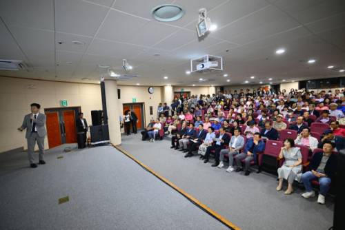 ◇영랑호 관광단지 조성사업 주민설명회가 지난 13일 속초시근로자종합복지관 대강당에 열렸다.