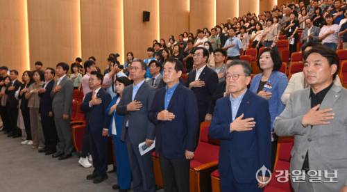 제8회 2025년 세대공감 행복나눔 캠페인 발대식이 14일 춘천시청 대회의실에서 육동한 춘천시장, 박진오 강원일보사장, 이수형 (사)사랑나눔대표이사, 최헌영 춘천문화방송 사장, 유계식 강원사회복지공동모금회장 등이 참석한 가운데 열렸다. 박승선기자