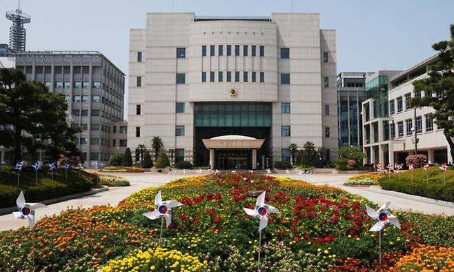 울산시의회 등이 지방의원들의 해외연수 투명성과 책임성을 강화한 공무국외출장 규칙 개정에 나선다. 사진은 울산시의회 전경.&nbsp;