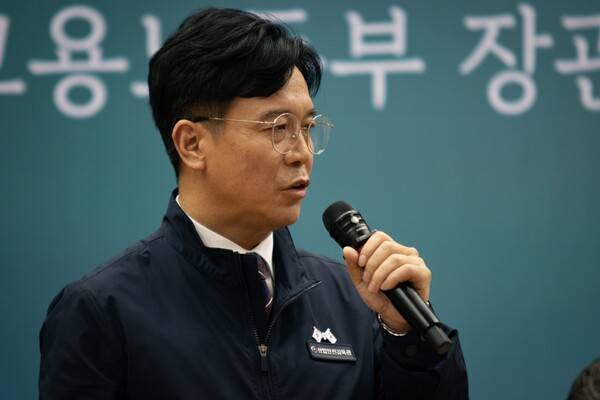 김영훈 고용노동부 장관이 지난 13일 오후 8시 국회의원회관 제1소회의실에서 열린 〈노가다가 아닌 노동자로 삽니다〉(한겨레출판) 북 콘서트에 참석해 윤석열 정권 때 자행됐던 노동 탄압 문제를 이야기하고 있다. 그는 노동자들 앞에 서서 국가 잘못이라며 공개 사과했다. /한창민 국회의원실